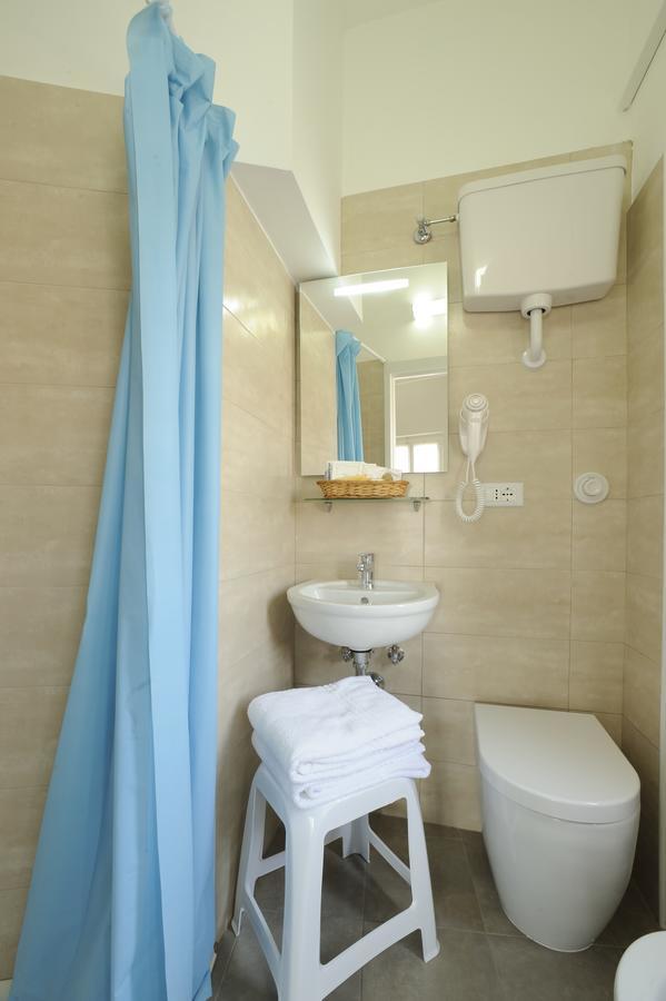 Albergo Anita อาลัสซิโอ ภายนอก รูปภาพ